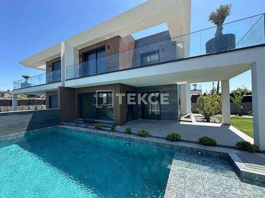 Semi-detached Villa with a Pool Near the Sea in İzmir