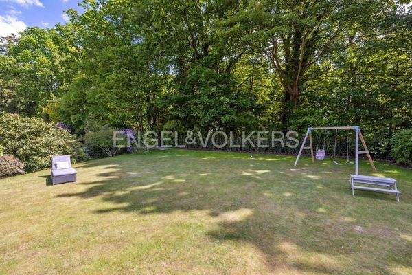 Eingewachsener Garten für Familien gut geeignet