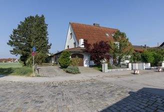 Ansicht von der Straße; die Zufahrt wäre links neben der Garage