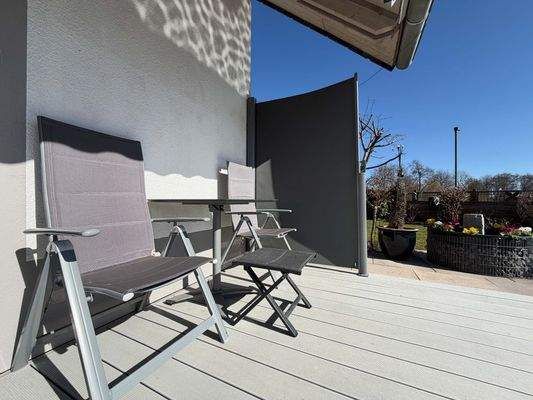 EG Terrasse: Geschützter Sitzplatz lädt zu ruhigen Morgenkaffees in der Sonne ein