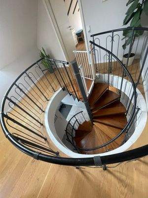 Treppe vom Keller bis ins Dachgeschoss