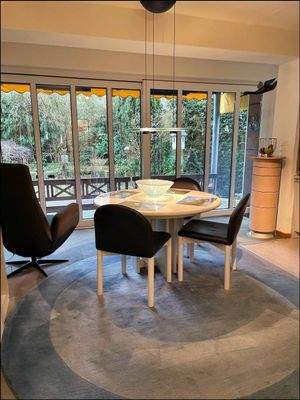 Essbereich mit Blick ins Grüne