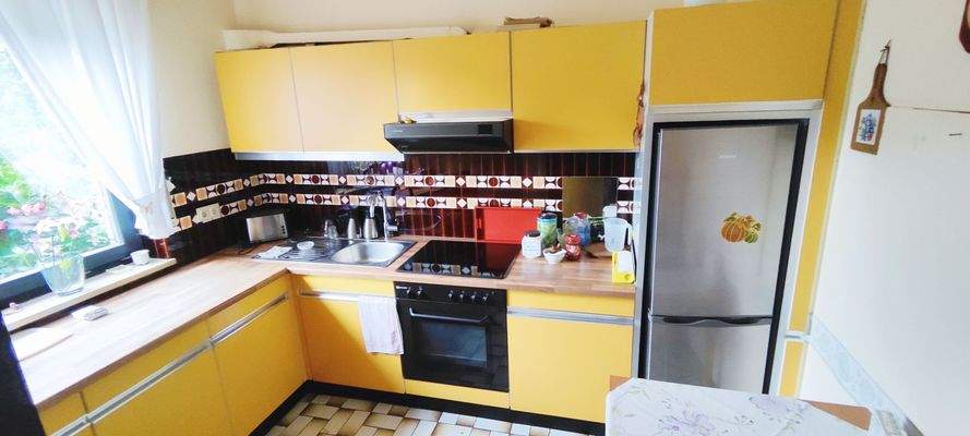 Küche mit Durchreiche zum Essbereich.jpg