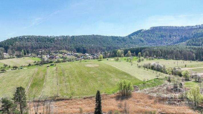 Blick auf Feld und Maimont