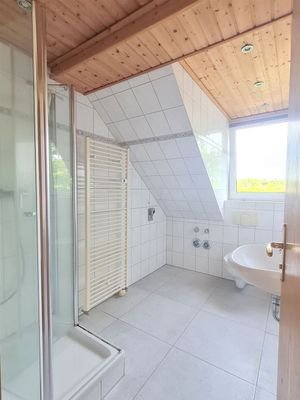 geräumiges Bad ...