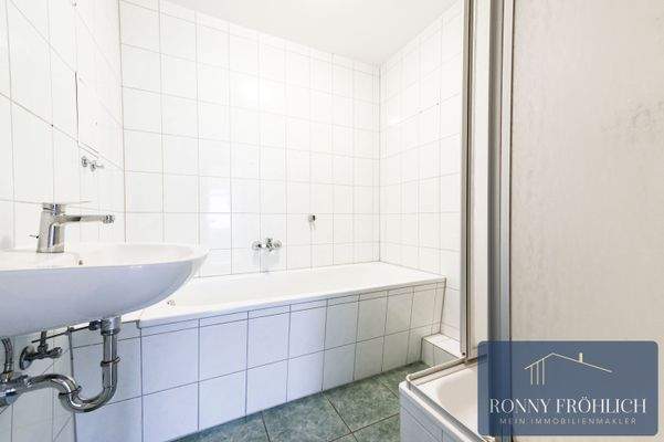 Bad mit Wanne + Dusche