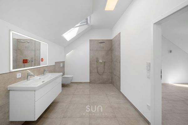 HOCHWERTIGES BADEZIMMER