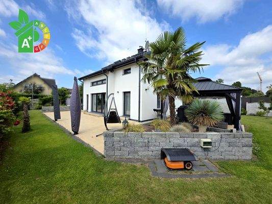 Hausansicht und Garten