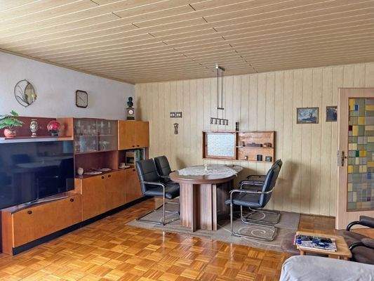 Wohnzimmer mit Durchreiche