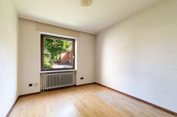 Potentielles Kinderzimmer mit viel Tageslicht