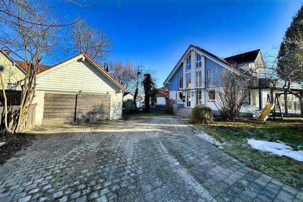 Zufahrt zum Haus mit Garagen, Ansicht Nordseite