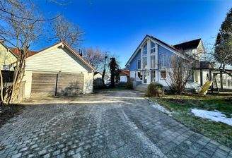 Zufahrt zum Haus mit Garagen, Ansicht Nordseite