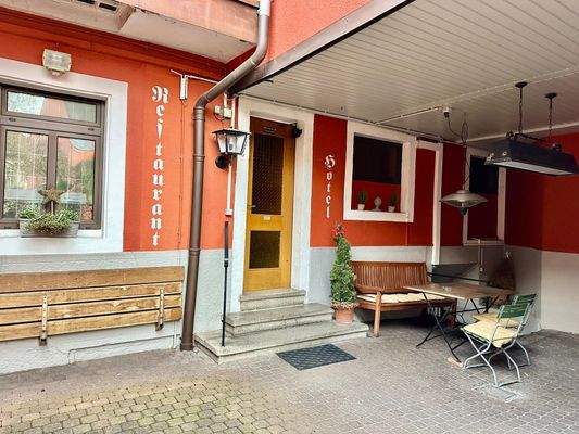 Überdachter Eingangsbereich