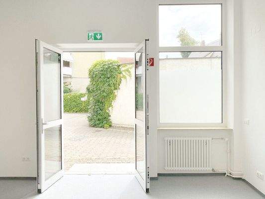 Eingangstüre von Innen in Paletten-Breite