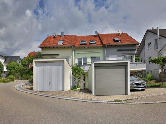 Hausansicht mit Garage