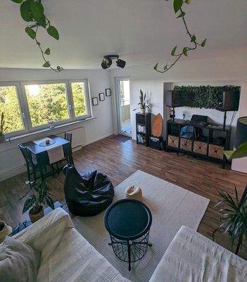 helles Wohnzimmer mit Balkon