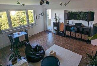 helles Wohnzimmer mit Balkon