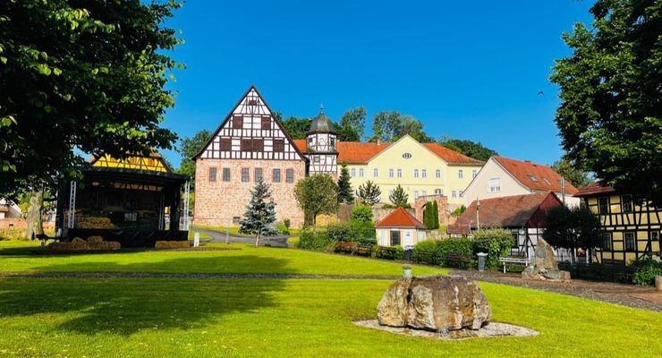 Jagdschloss mit angrenzendem Seniorenpark - falls Sie ihre Lieben ganz nah bei sich haben möchten