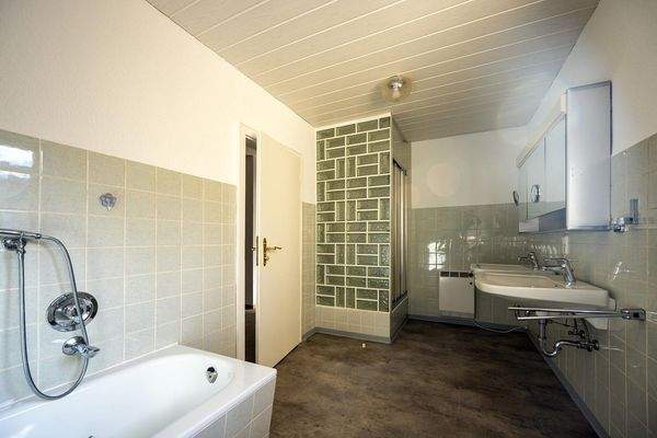 OG: Tageslichtbad mit Dusche, Wanne, Bidet