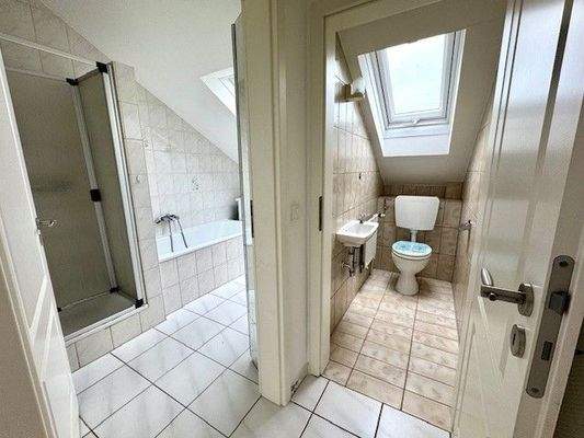 Modernisiertes Bad und Gäste-WC im OG