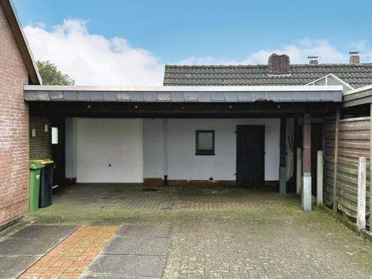 Garage und großes Carport