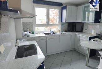 Küche Foto digital optimiert (KI-gestützt)