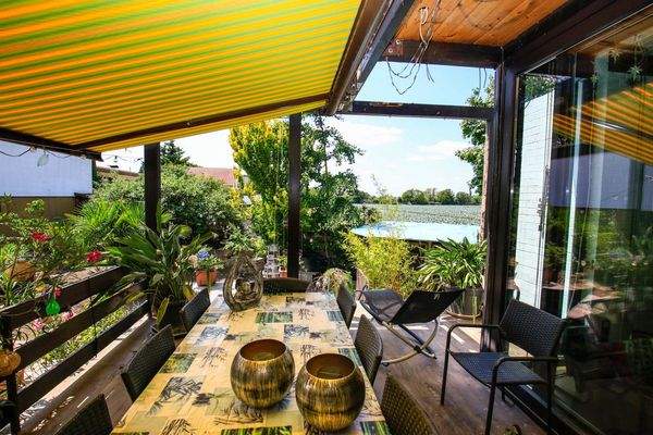 Terrasse mit Feldblick