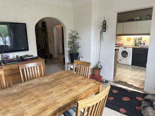 Essecke mit Blick in die Küche