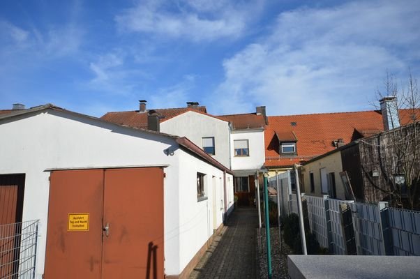 Garage und praktische Nebengebäude