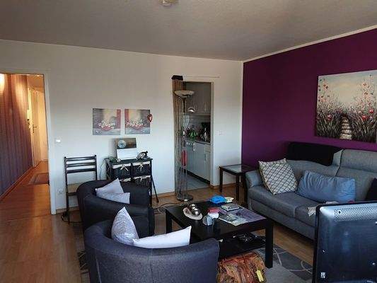 Wohnzimmer mit Blick in Küche und Flur