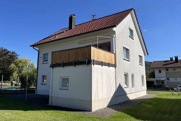 Hausrückseite mit Anbau + Dachterrasse