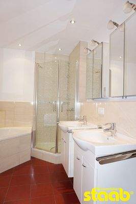 Badezimmer mit Wanne und Dusche