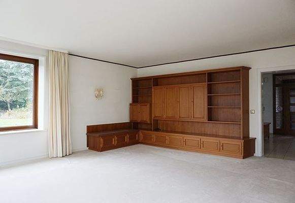 geräumiges Wohnzimmer mit Durchgang zum Korridor