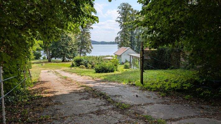 Der erste Blick auf den See, wenn man die EInfahrt