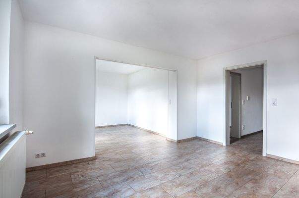 Wohnzimmer und Esszimmer mit Blick zum Flur