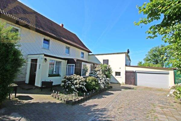 Hausansicht + Garage