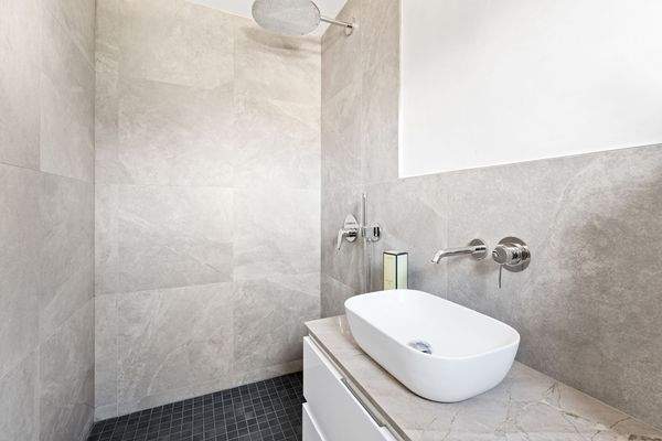 Erstes Schlafzimmer Bad