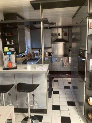 ... hier nochmal einen Küchen-Blick von der Theke, dem Essplatz aus ...