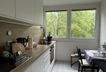 helle Küche mit Einbauten