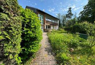 Südseite mit großzügigem Vorgarten