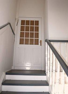 Dachgeschoss Wohnungseingang - Verbessert - (KI generiert)