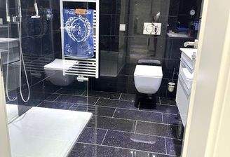 Bad mit Dusche und Toilette 