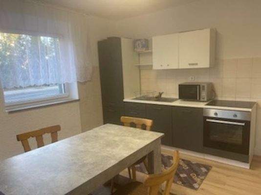 Einbauküche mit Essplatz