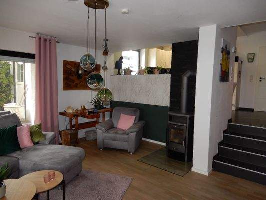Wohnzimmer mit Kaminofen - Küche angrenzend