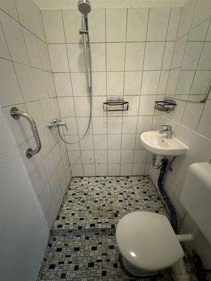 Badezimmer mit Dusche