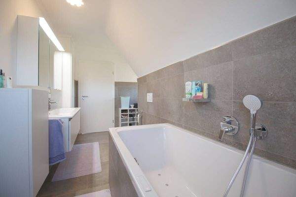 Badezimmer DG aus Wannenperspektive