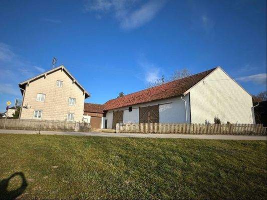 Gebäude mit Nebengelass