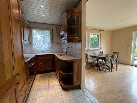 Küche mit Zugang zum Wohnzimmer