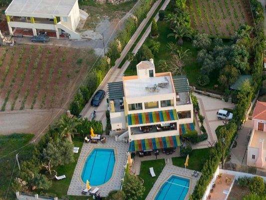 Kreta, Roussospiti: Einzigartige Villa mit separatem Apartment auf großem Grundstück mit Pool zu verkaufen