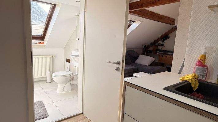 Blick ins Bad von Küche